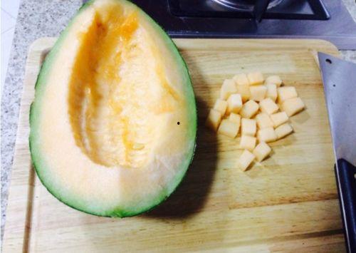 孔宝吃哈密瓜视频,甜蜜瞬间，共享美味时光