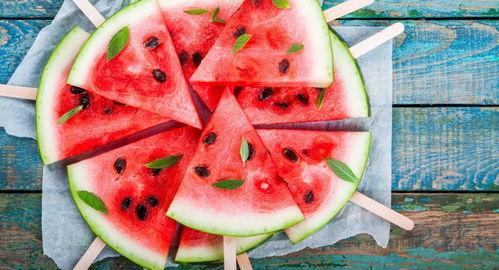 2岁小孩吃瓜视频,萌态十足引网友爆笑