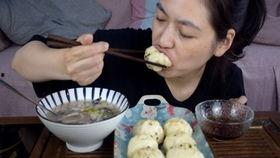 宅在家里吃瓜的视频,揭秘网络热点的幕后故事